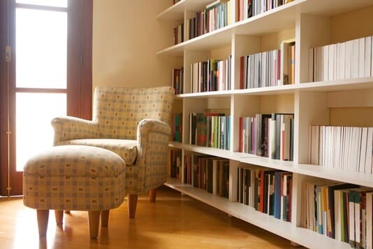Image de capa do post Começando o ano com organização! 5 ideias de onde guardar a sua biblioteca de livros
